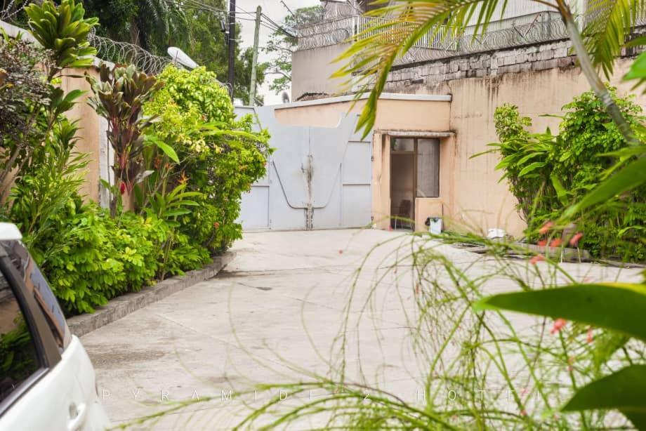 Pyramide II Hotel Kinshasa Exterior foto